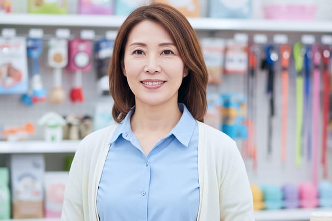 経営改善に向けて資料を確認する担当者